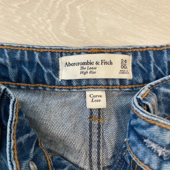 A&F High Rise Loose Jean curve love in size 24 short - Picture 9 of 9